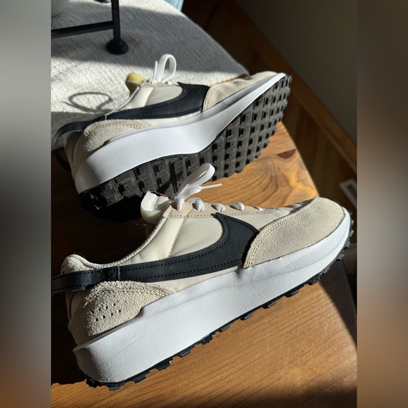 EUC - WOMEN'S NIKE WAFFLE DEBUT SNEAKERS - Picture 7 of 12